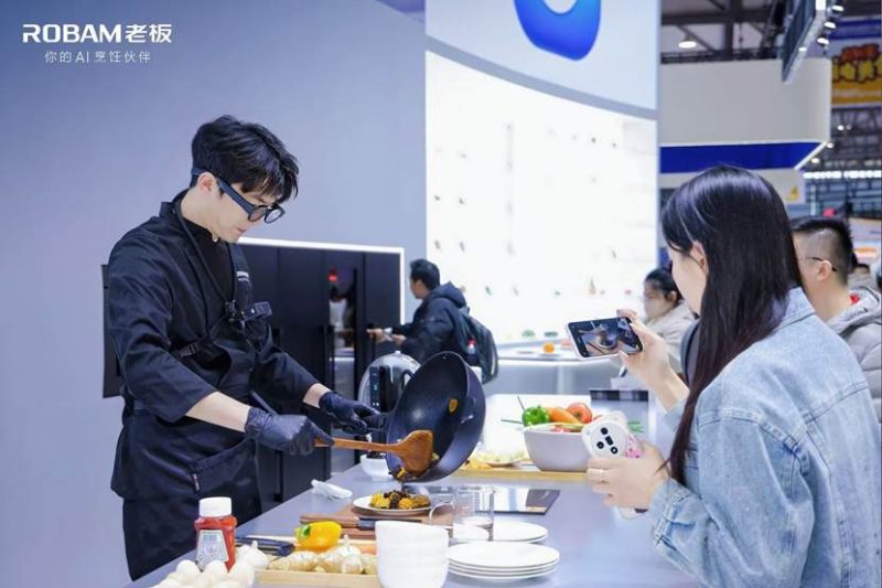 老板首款AI烹饪眼镜：边做菜边开挂，这届厨房太会玩了！ -1