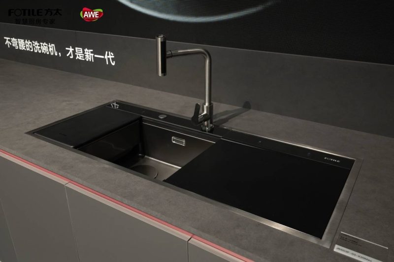 方太在AWE扔出王炸！全球首个机器人厨房亮相，这次要重新定义“智慧厨居”？ -1