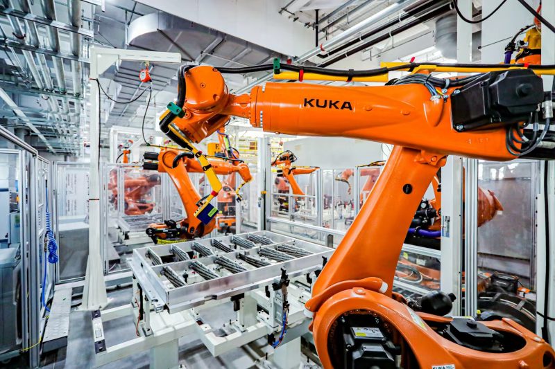 美的集团2025年营收创新高、利润100%分红 落地1.3万个AI智能体 -3 美的集团2025年营收创新高、利润100%分红 落地1.3万个AI智能体 -3