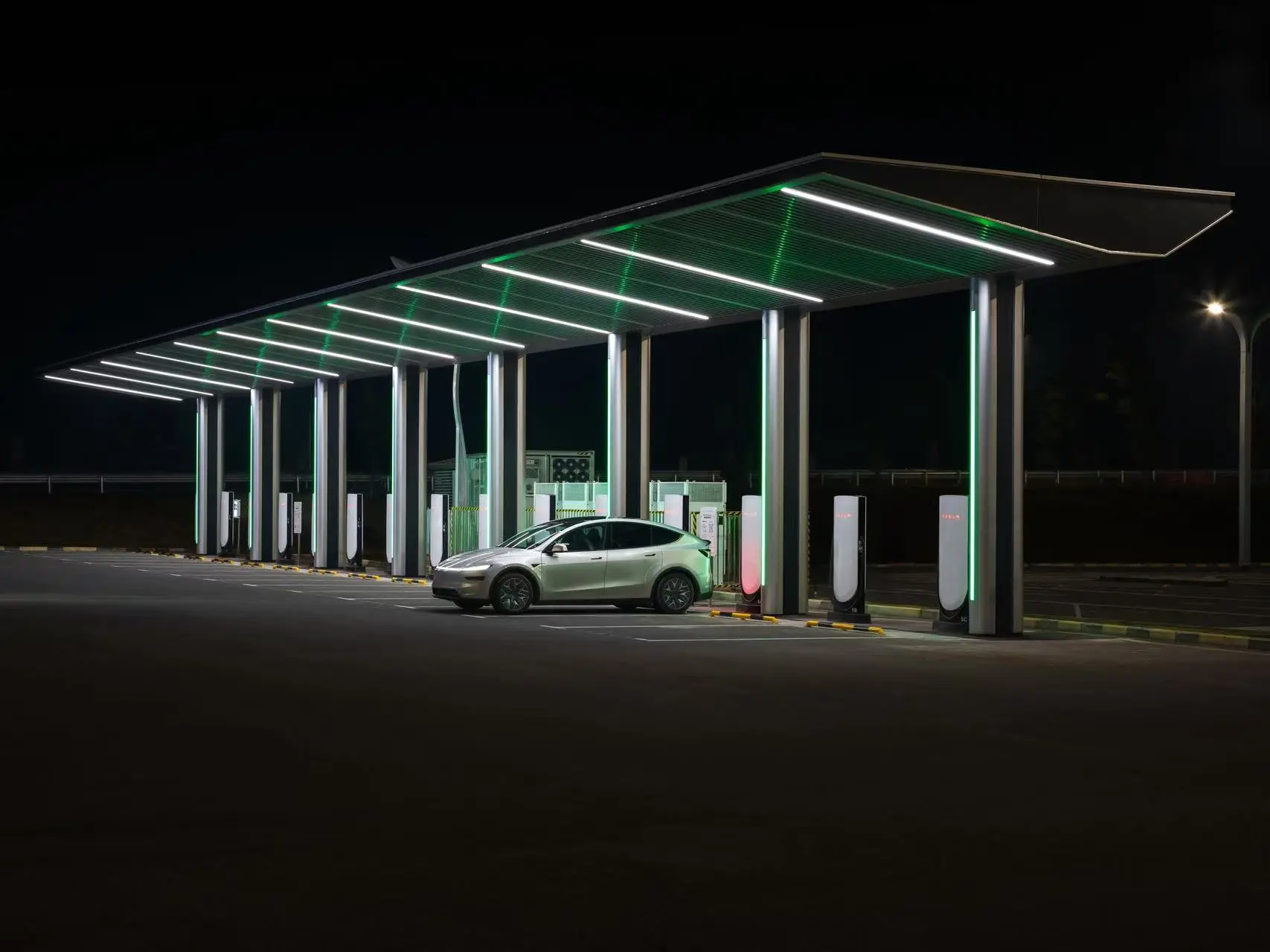 特斯拉重庆高速“撒网”：一口气投55座超充站，212个桩全开放 -1