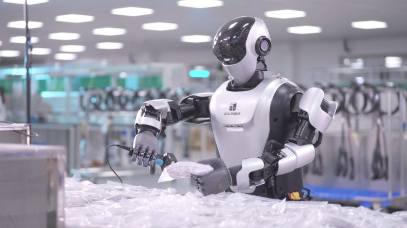 近20家车企押注人形机器人，下一个万亿“金矿”还是大坑？ -1