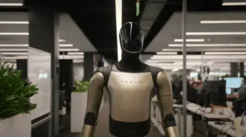 《终结者》成真？人形机器人已持枪上乌克兰战场，明年要量产5万台 -1