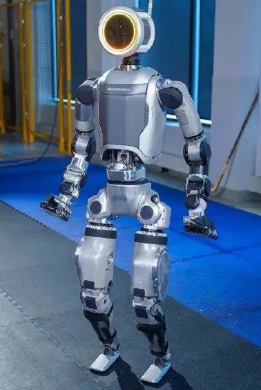 《终结者》成真？人形机器人已持枪上乌克兰战场，明年要量产5万台 -1