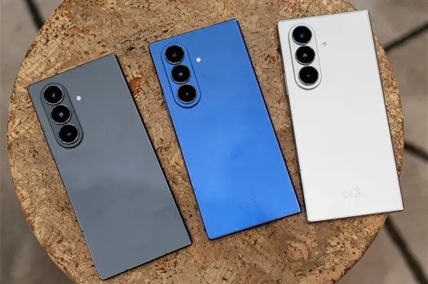 三星Z Fold8渲染图曝光：薄到没朋友，却藏着“狠活”！ -1