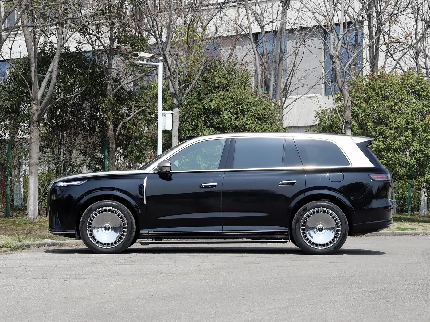 岚图泰山Ultra携L3级自动驾驶杀到，45.99万起黑武士版更吸睛 -1