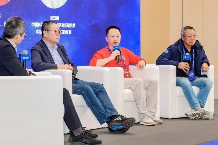 周鸿祎刘慈欣张双南同台炸场：AI将造百亿新物种，人类要么“驯龙”要么“附庸”？ -1