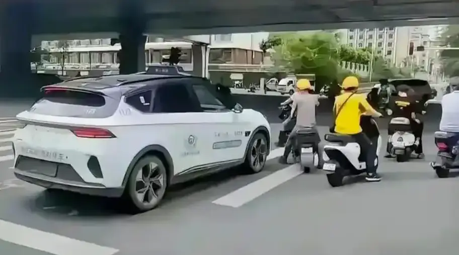 武汉百辆萝卜快跑集体“趴窝”,百度沉默是金? -1 武汉百辆萝卜快跑集体“趴窝”,百度沉默是金? -1