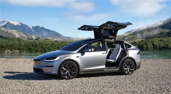 抛弃功臣、只为造机器人？特斯拉突然停售Model S/X -1