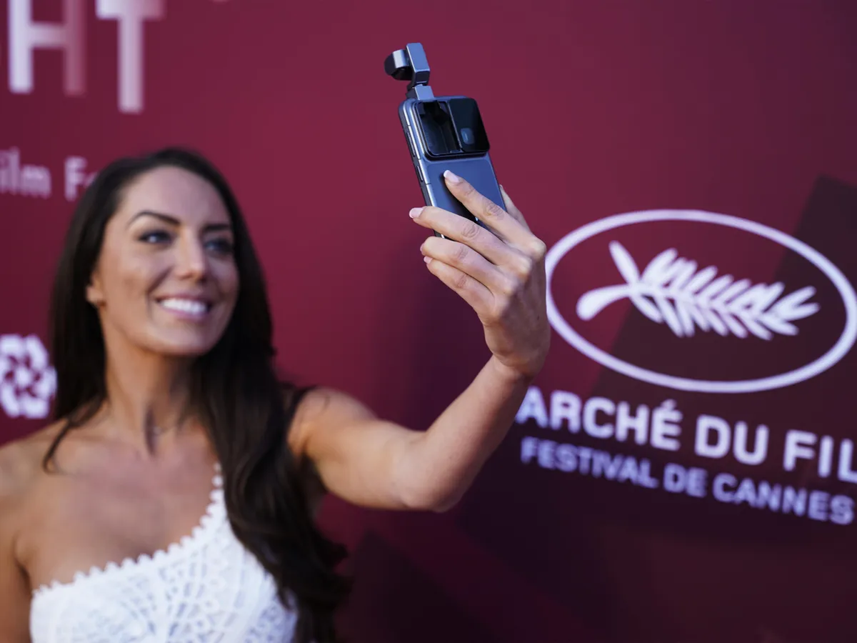 honor robot phone at cannes photo 2.jpg