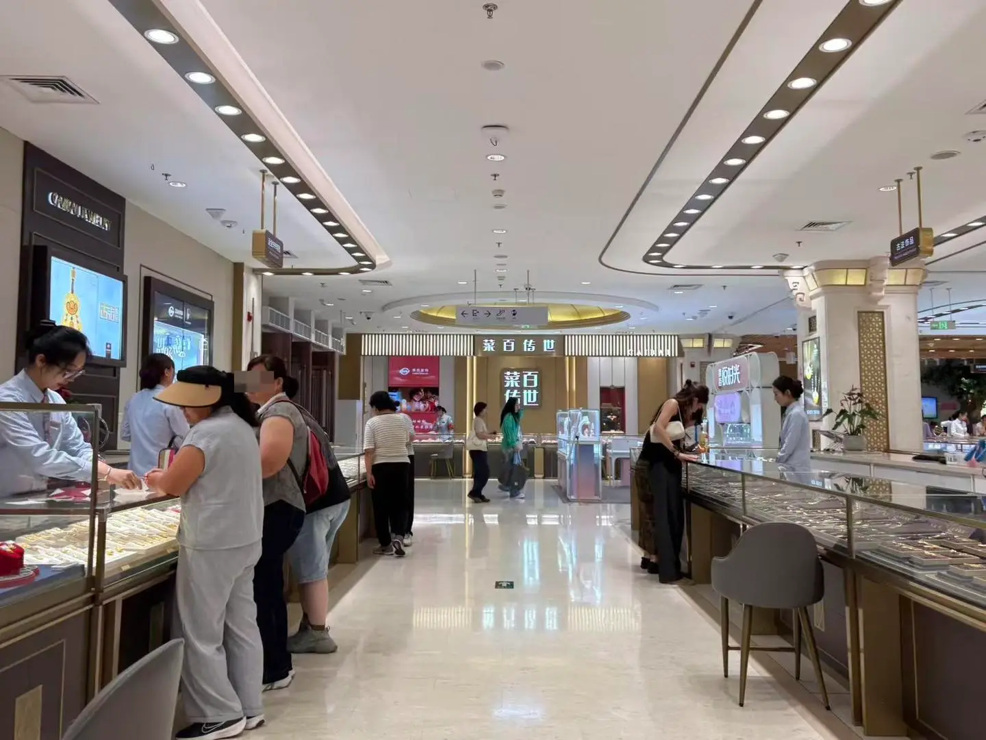 金价跌麻了！菜百柜台空一半，专家喊话：普通人快跑 -1
