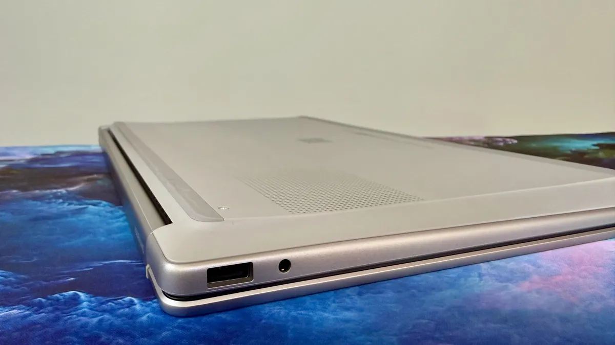 hp omnibook 3 16 bottom.jpg
