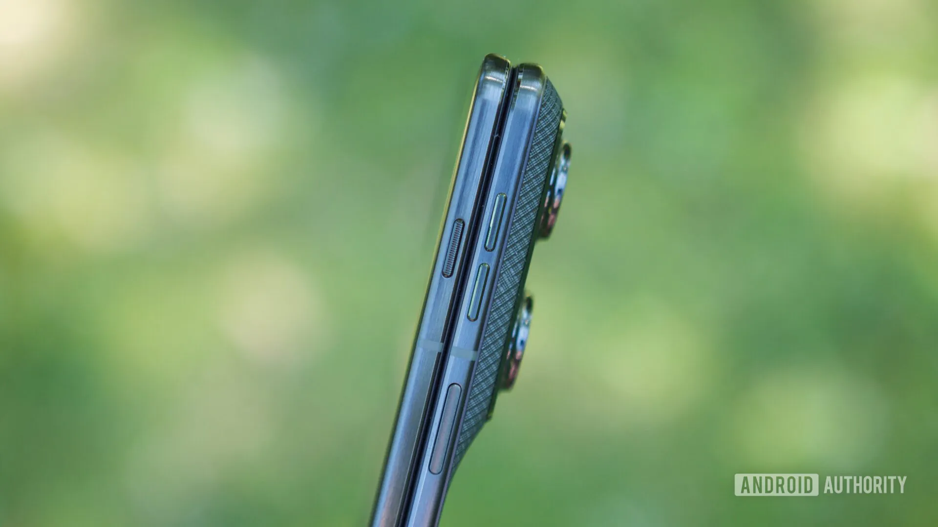 motorola razr fold review buttons 1920w 1080h.jpg
