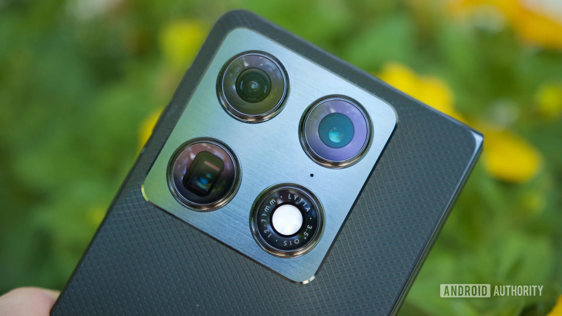 motorola razr fold review cameras 2 1920w 1080h.jpg