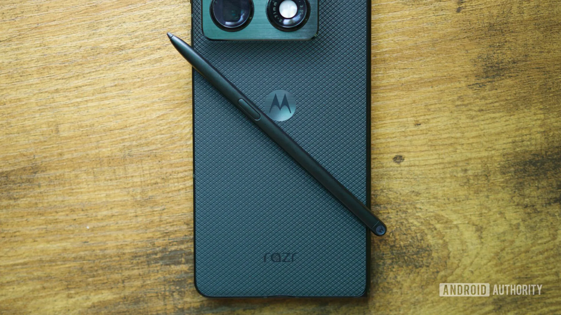 motorola razr fold review moto pen ultra 1 1920w 1080h.jpg
