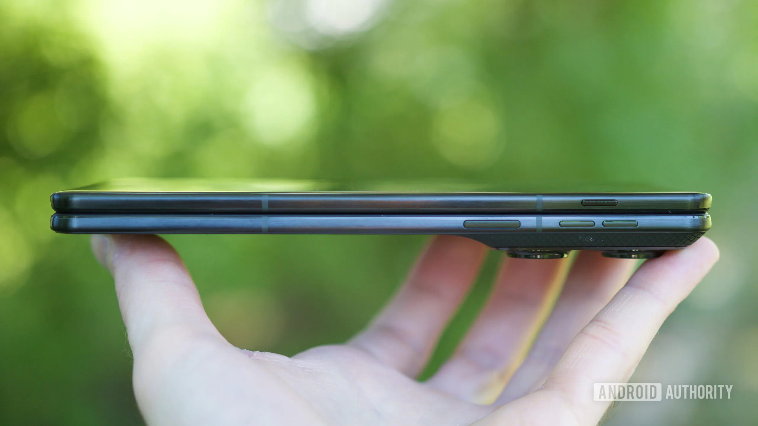 motorola razr fold review side view thickness scaled.jpg