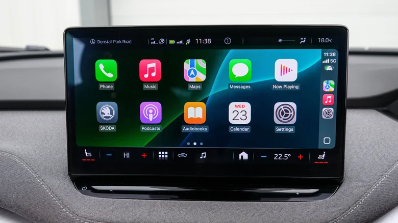 苹果在 iOS 27 中为 CarPlay 埋下重磅更新：终于能在车上看视频了 智能公会