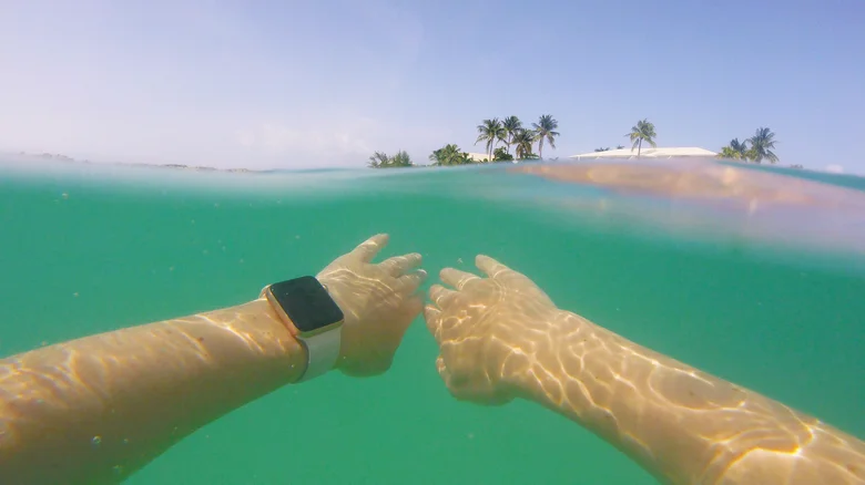 can you wear an apple watch while swimming 1784734509