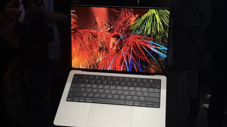 发光Logo回来了！触屏MacBook Pro抢先体验 智能公会